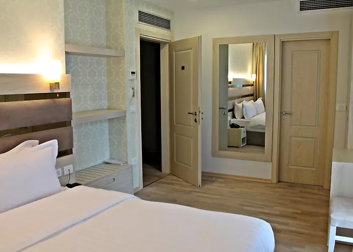 Capital Bruci Τίρανα